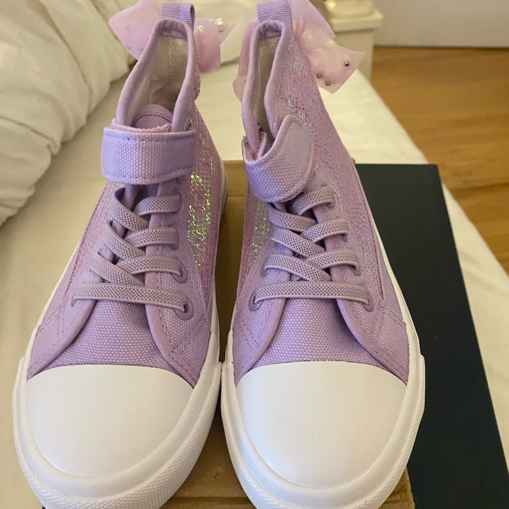 NWOT hugrain brand girls tennis shoes. Light purple- size 12